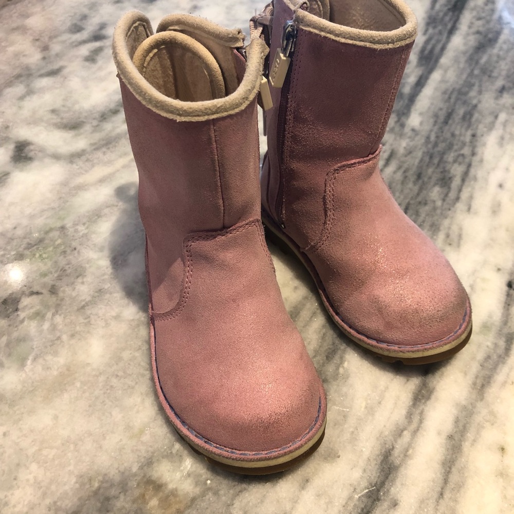 Uggs size 7 toddler